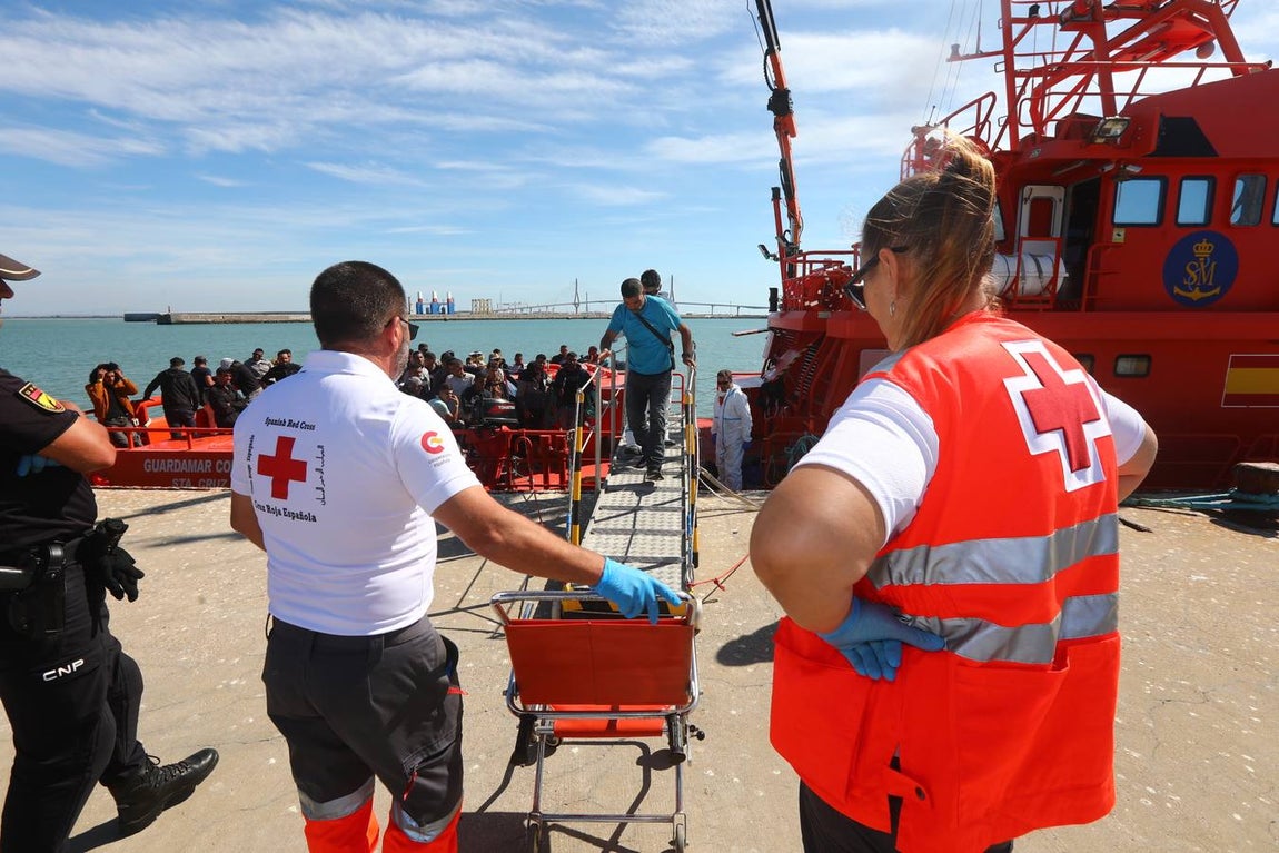 FOTOS: Un centenar de inmigrantes llega a Cádiz