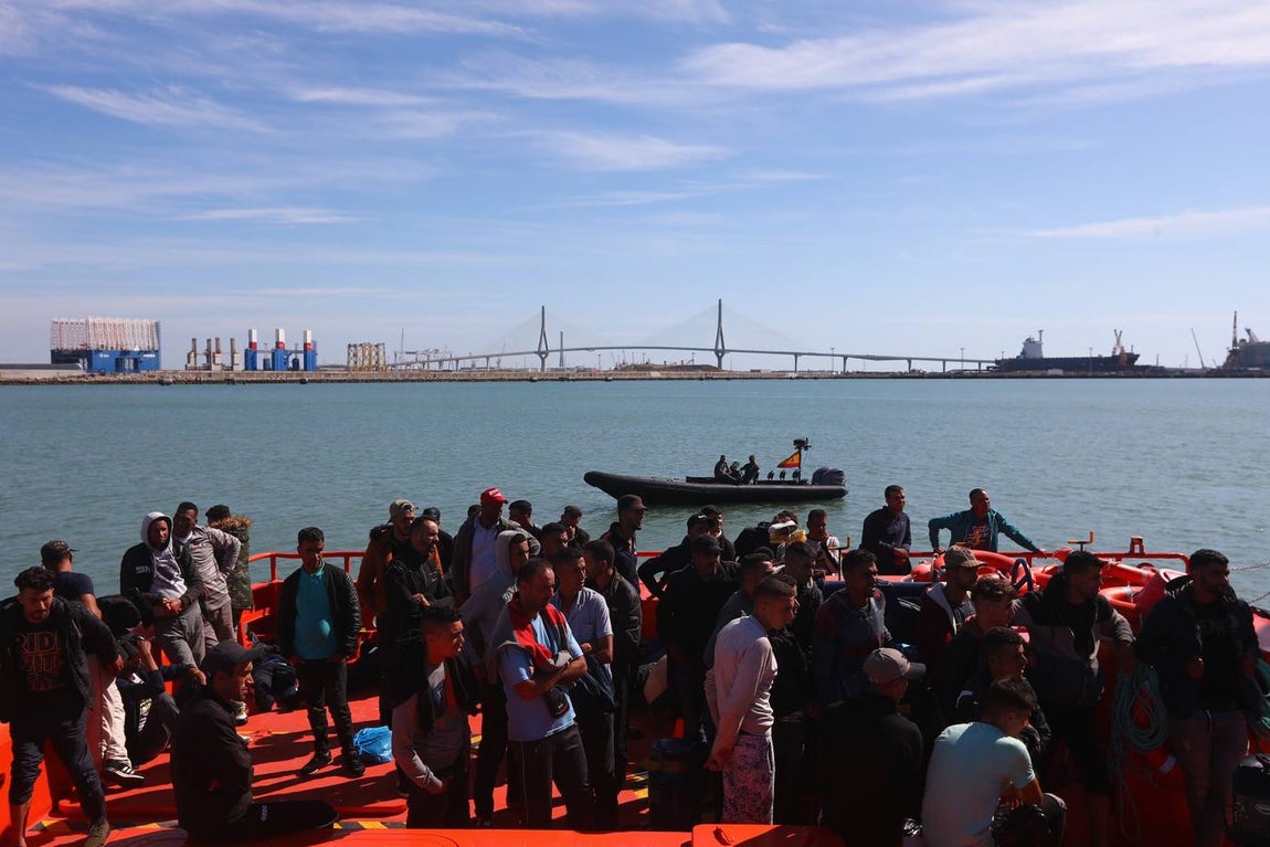 FOTOS: Un centenar de inmigrantes llega a Cádiz