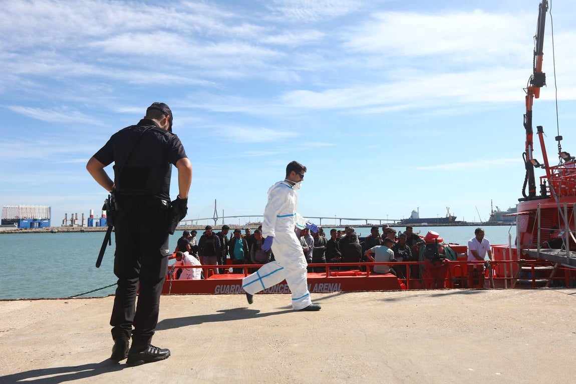 FOTOS: Un centenar de inmigrantes llega a Cádiz