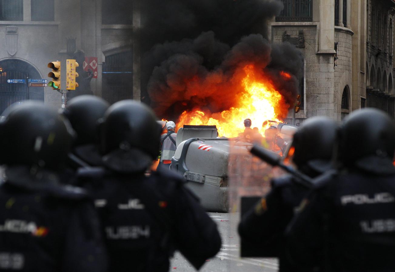 La situación en la plaza Urquinaona está descontrolada. La Policía Nacional se refuerza y usa pelotas de goma y gas pimienta contra los radicales. Los manifestantes gritan «independencia», al tiempo que lanzan piedras a la línea policial. 