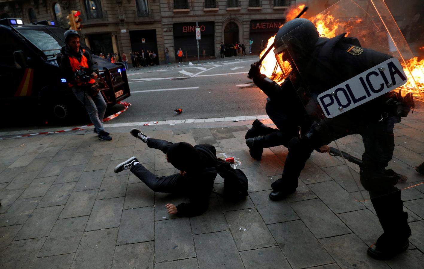 Las cargas no solo no disuaden a los jóvenes, sino que muchos jóvenes que han ido a la manifestación se unen a la «fiesta». 