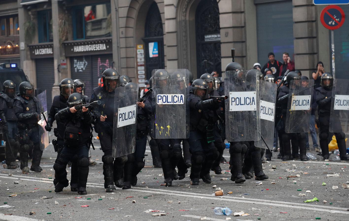 Carga policial en las calles de Barcelona antes el lanzamiento de piedras y bolas de hierro de los manifestantes. 