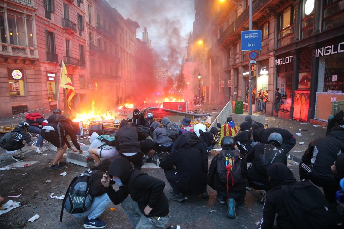 Vea las imágenes del fotógrafo de ABC a pie de barricada en los disturbios de Barcelona