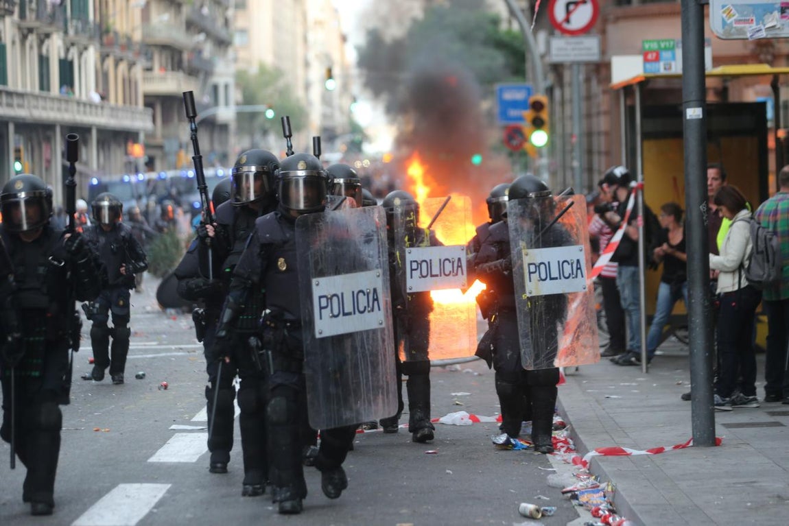 Vea las imágenes del fotógrafo de ABC a pie de barricada en los disturbios de Barcelona