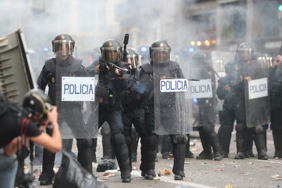 Vea las imágenes del fotógrafo de ABC a pie de barricada en los disturbios de Barcelona