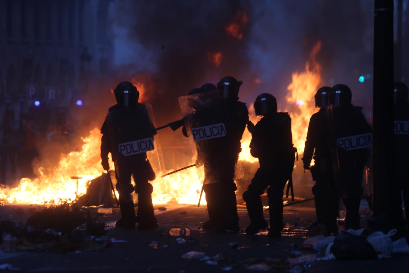 Vea las imágenes del fotógrafo de ABC a pie de barricada en los disturbios de Barcelona