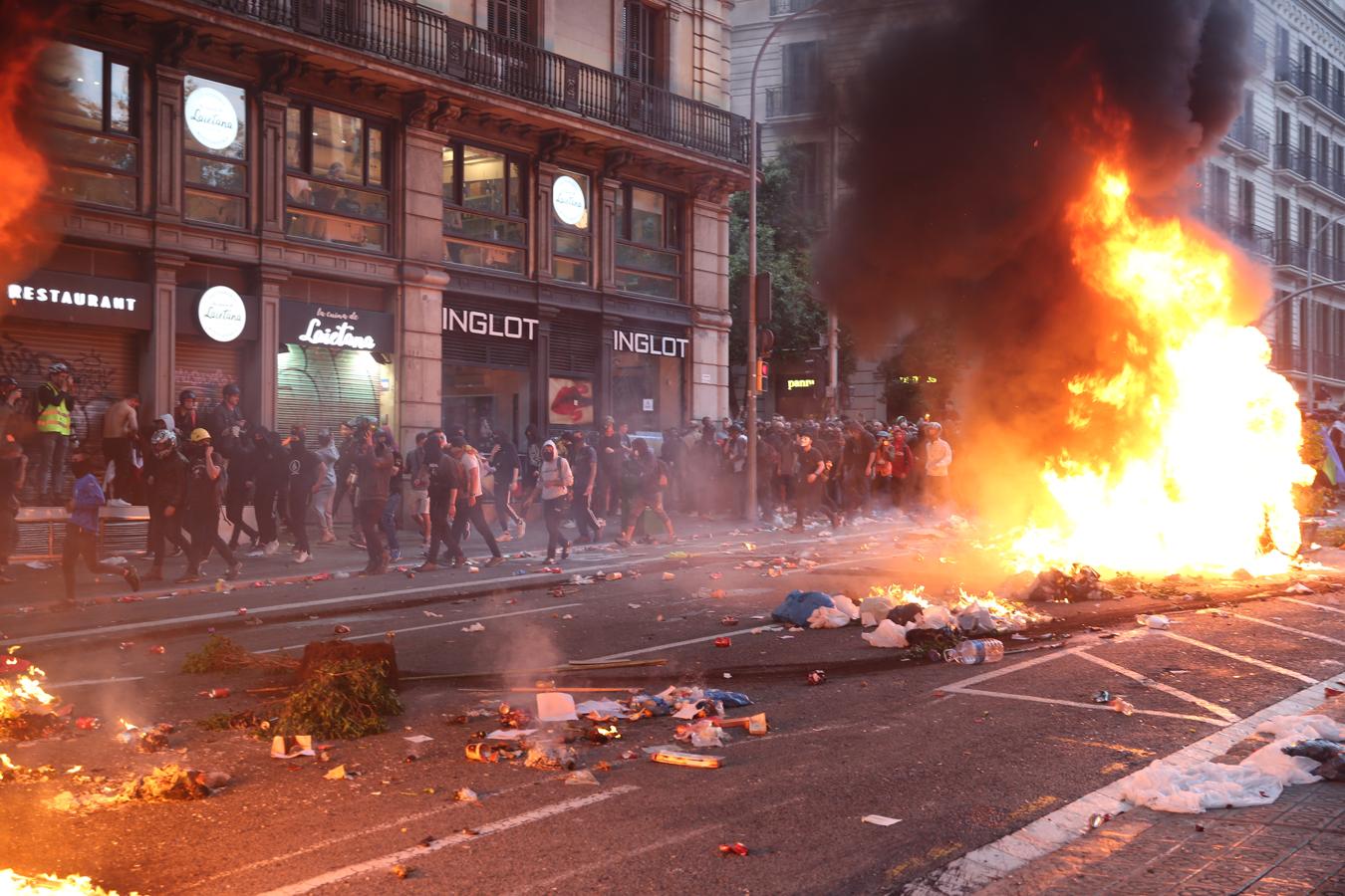 Vea las imágenes del fotógrafo de ABC a pie de barricada en los disturbios de Barcelona