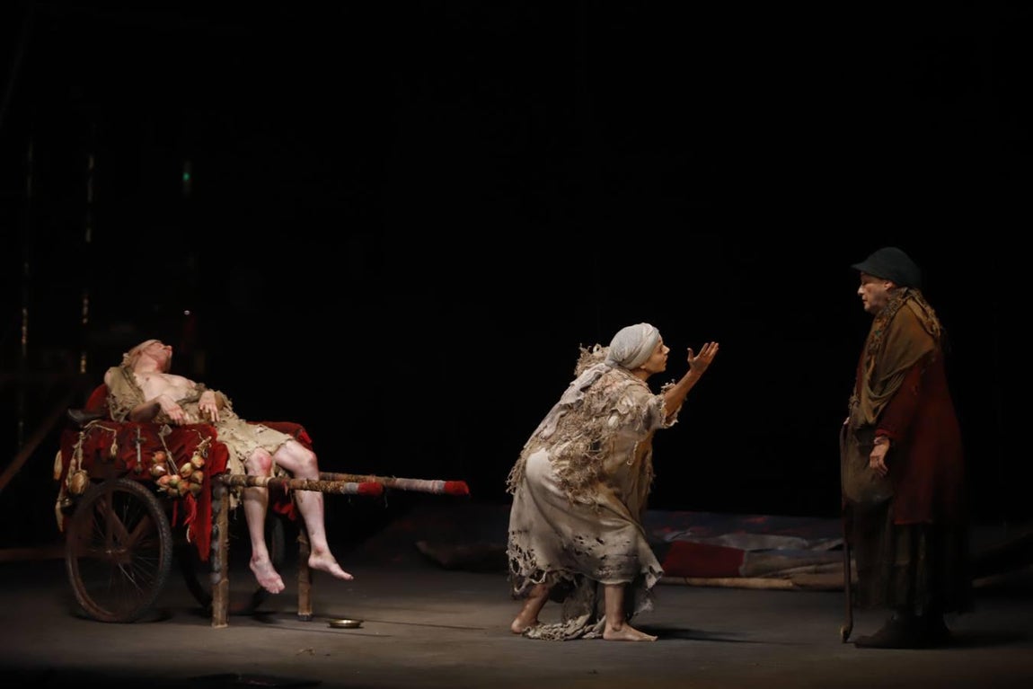 La representación de «Divinas palabras» en el Gran Teatro de Córdoba, en imágenes