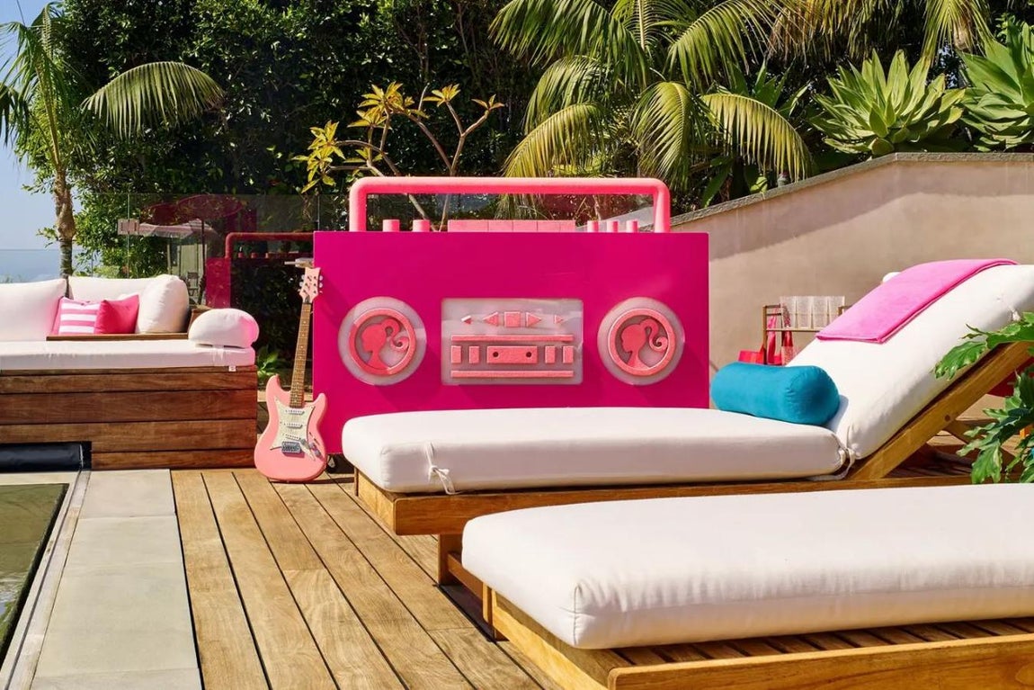 Barbie Malibu Dreamhouse. En el comunicado difundido por su empresa hay declaraciones de la mismísima Barbie, que se manifiesta "muy ilusionada de poder ofrecer su casa" dado que aunque ha viajado por todo el mundo Dreamhouse es su lugar favorito. "Es mi hogar
