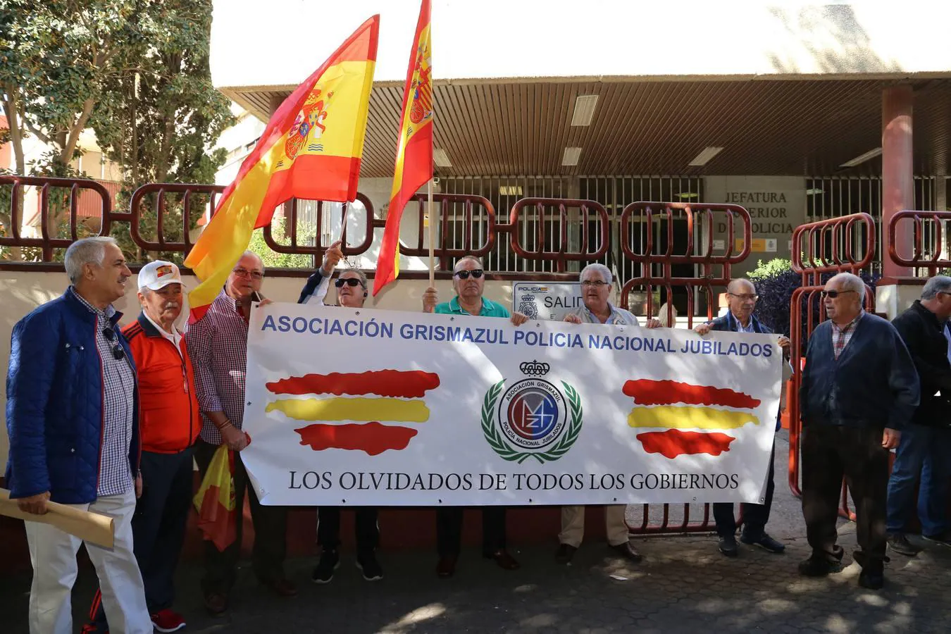 Concentración de apoyo a los policías de Cataluña, en Sevilla