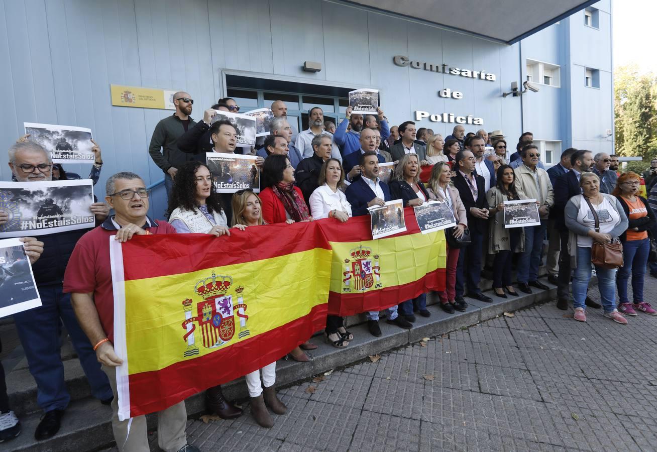 La concentración en Córdoba de apoyo a los policías en Cataluña, en imágenes