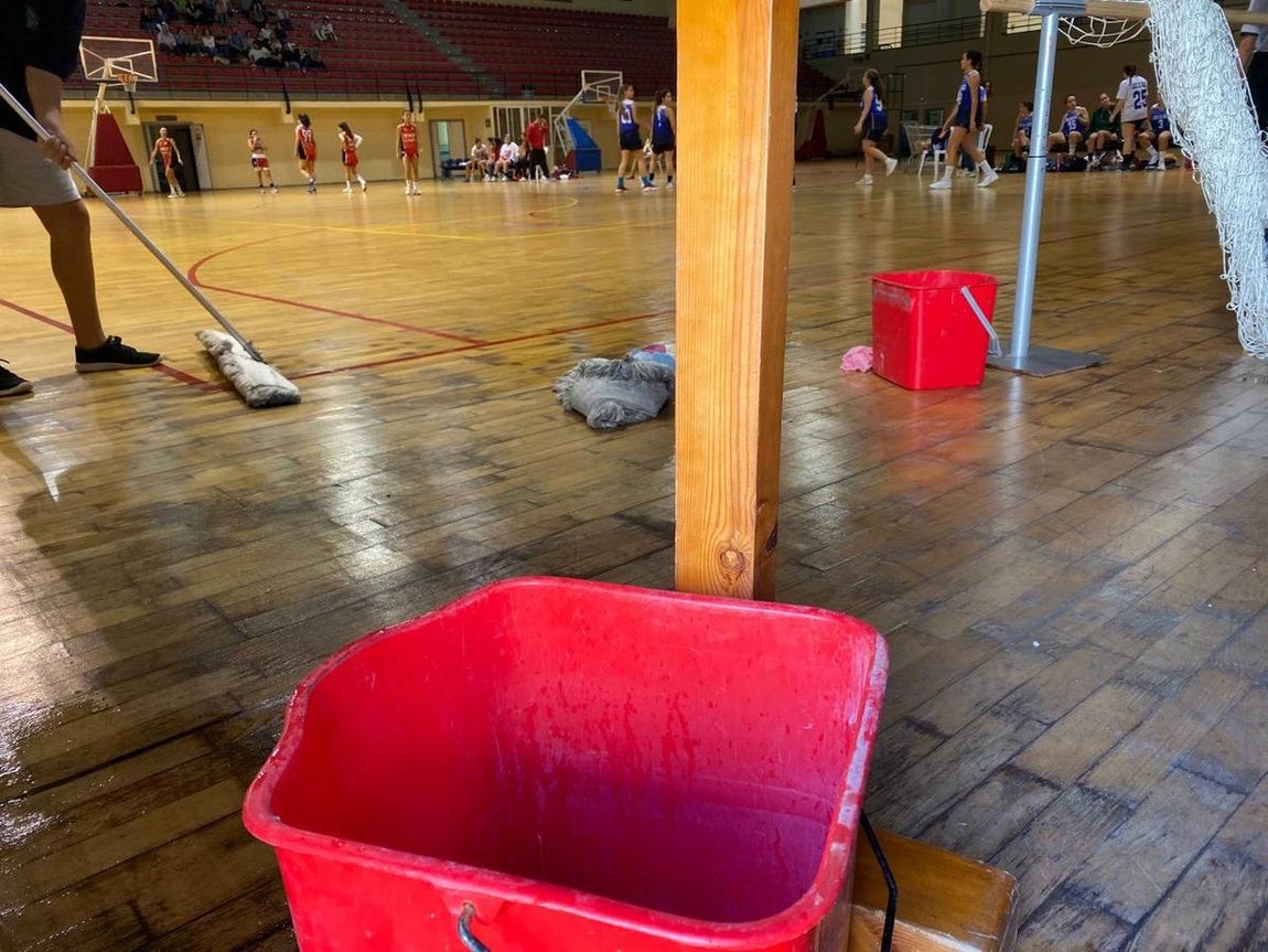 Desperfectos en el pabellón Ciudad de Cádiz