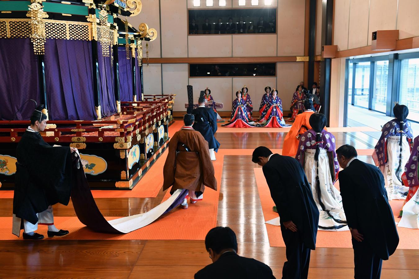 El emperador Naruhito abandona la sala de estado, Matsu no-Ma, al final de la ceremonia de entronización donde proclamó oficialmente su ascensión al Trono. 