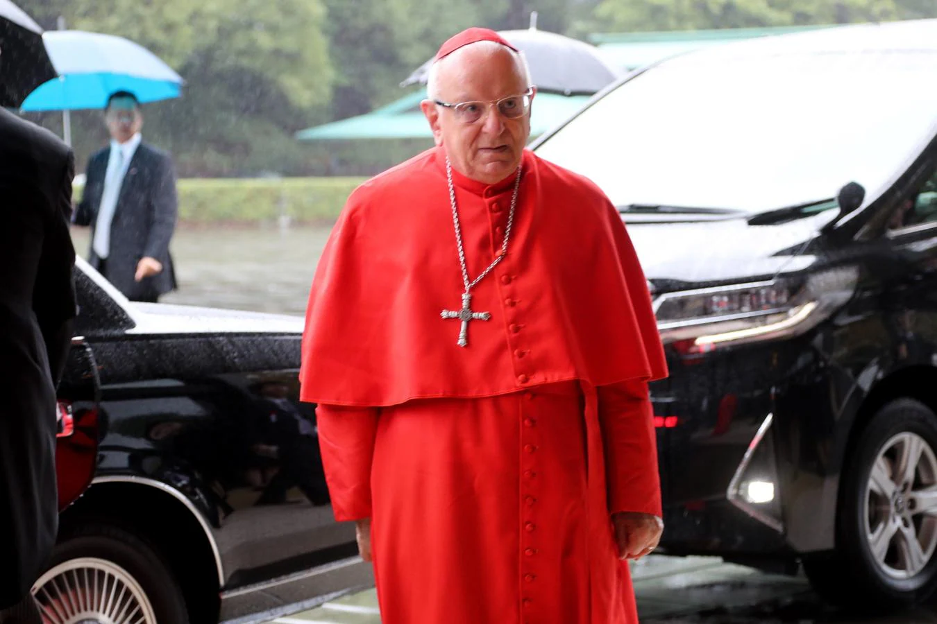 El cardenal del Vaticano Francesco Monterisi llega al Palacio Imperial para asistir a la ceremonia. 