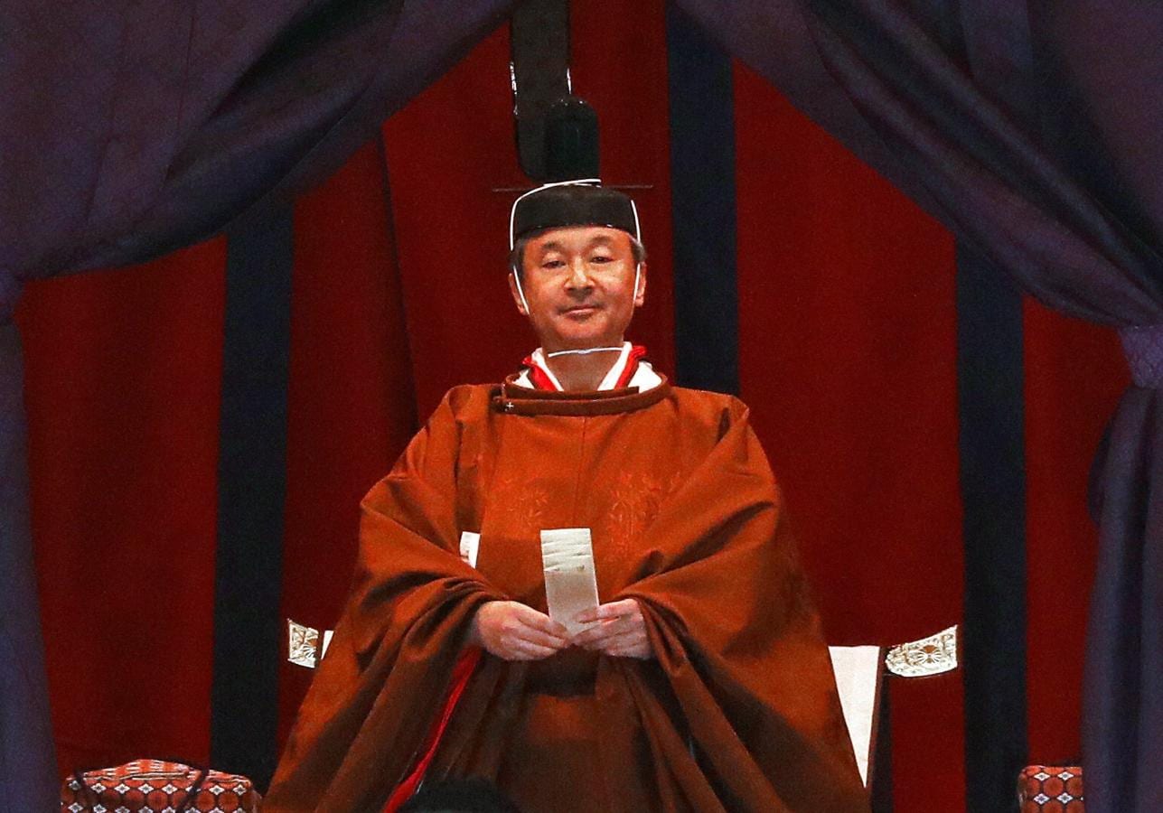 El emperador japonés asiste a una ceremonia para proclamar su entronización al mundo, llamado «Sokuirei». 