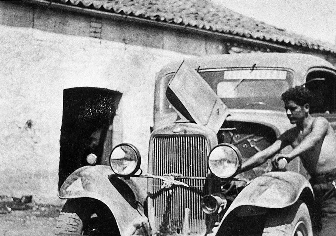 Eduardo Barreiros, reparando el camión que conducía durante la GuerraCivil.. 