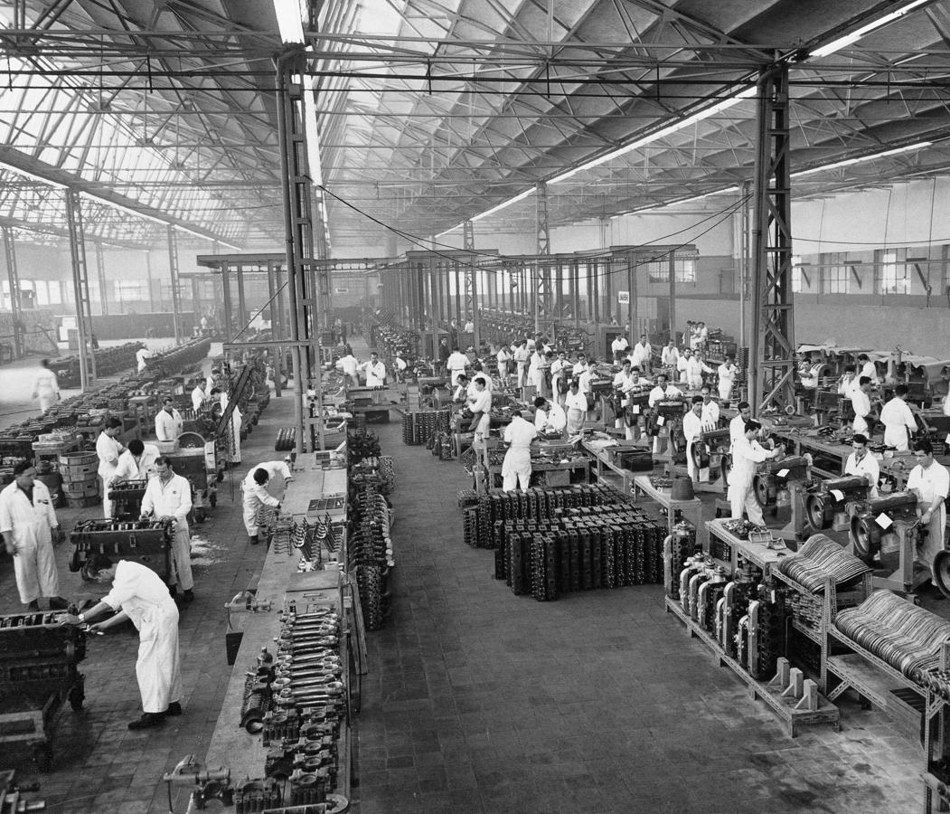 Fábrica Barreiros Diésel en Villaverde. Interior. Motores. En esta nave sedan los últimos ajustes a los motores.. 