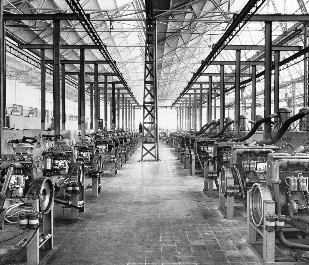 Fábrica Barreiros Diésel en Villaverde. Interior. Motores. Fase final de lalínea de producción. Bancos de pruebas.. 