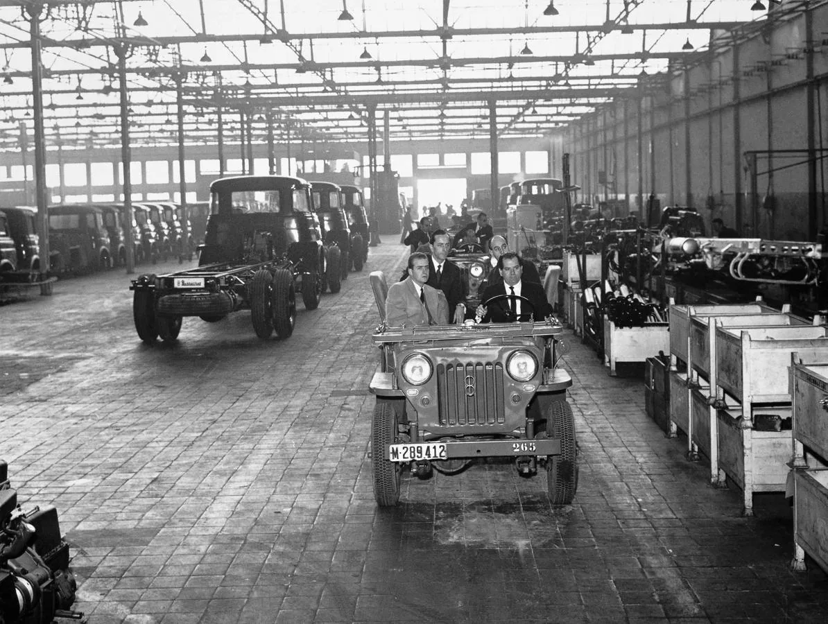 El entonces Príncipe Don Juan Carlos recorre las instalaciones de la fábricade Villaverde en febrero de 1964.. 