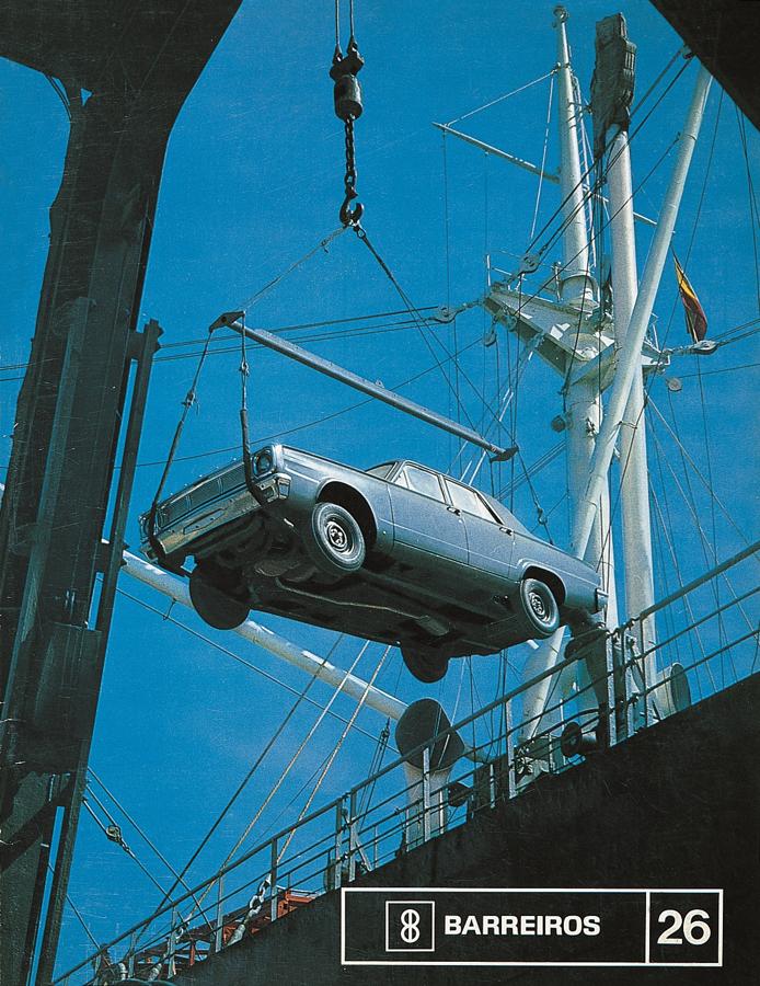 Embarque en el Puerto de Barcelona de automóviles Dodge Dart condestino a Colombia. Revista Barreiros, nº 26 (agosto 1967).. 