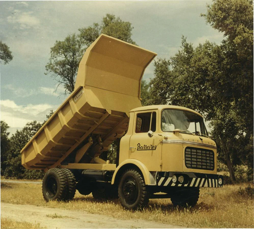 Camión Puma (4x2) volquete, versión Obras Públicas. Es la versión civil delos camiones militares Barreiros.. 