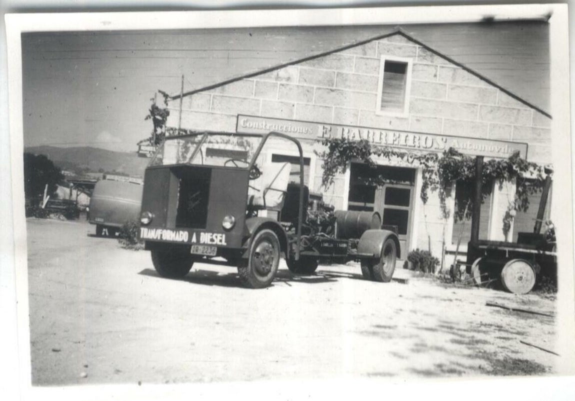 Construcciones E. Barreiros Automóviles. Camión con motor de gasolinatransformado a diésel en el taller de Ourense.. 