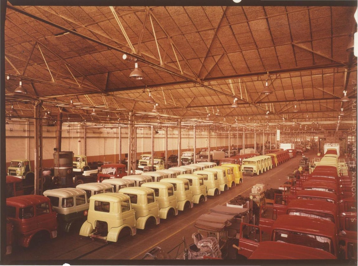 Vista general de la nave de pintado de las cabinas de los camiones.Factoría Barreiros Diésel Villaverde (Madrid).. 