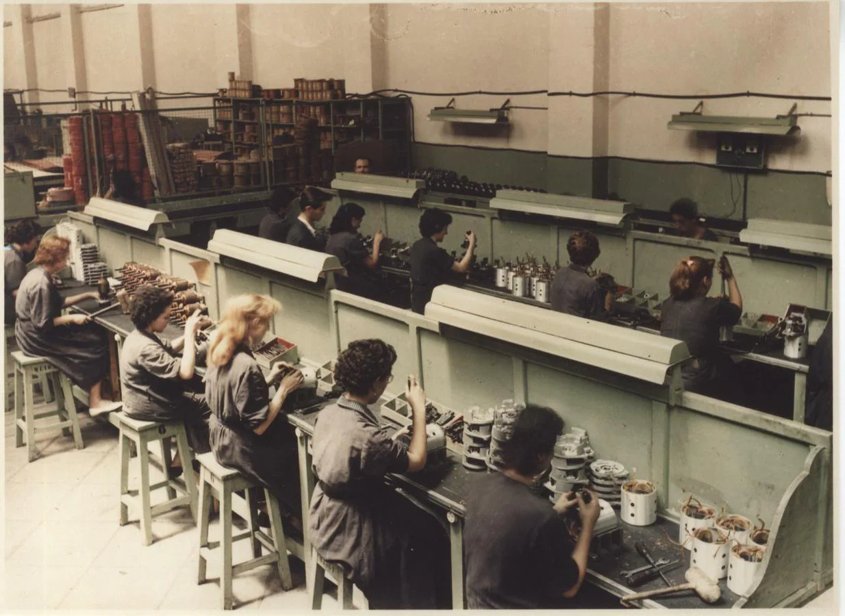 Mujeres trabajadoras en la fábrica Barreiros Diésel en Villaverde (Madrid).. 
