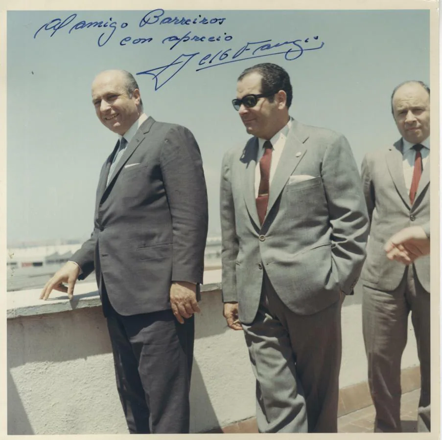 Juan Manuel Fangio, pentacampeón mundial de Fórmula Uno, visitando lafactoría Barreiros Diésel junto a D. Eduardo Barreiros en 1969.. 