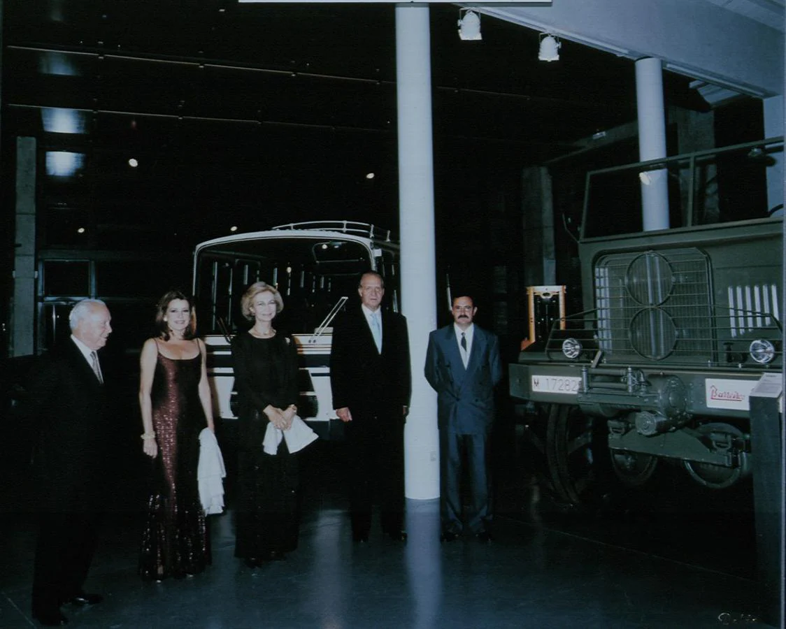 Los reyes de España visitaron el Museo Eduardo Barreiros en Valdemorillo,en septiembre de 1999. Junto a ellos Jesús Polanco, Mariluz Barreiros yAntonio Martins, conservador del Museo.. 