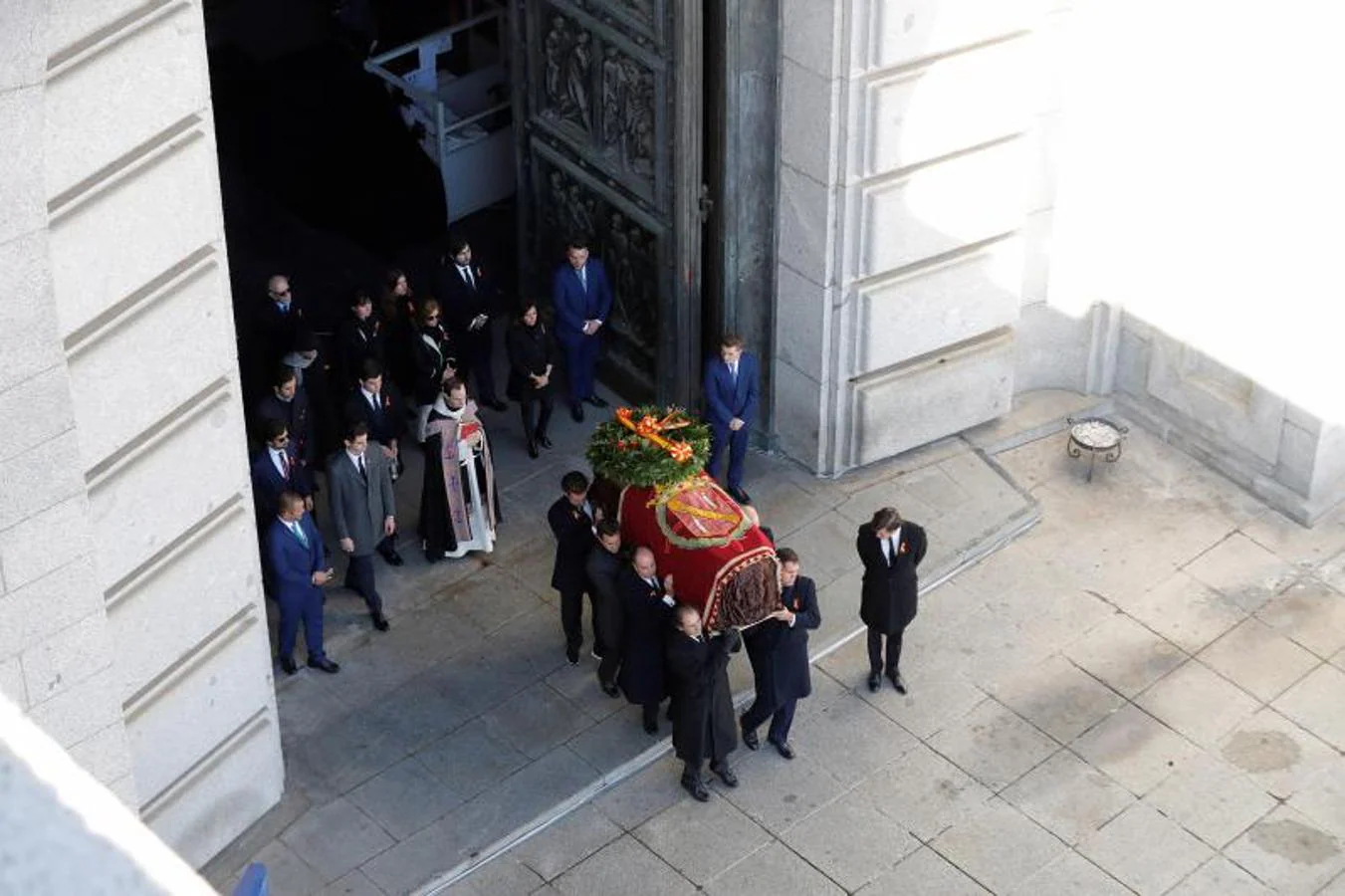 Los familiares de Francisco Franco portan el féretro con los restos mortales del dictador tras su exhumación.. 