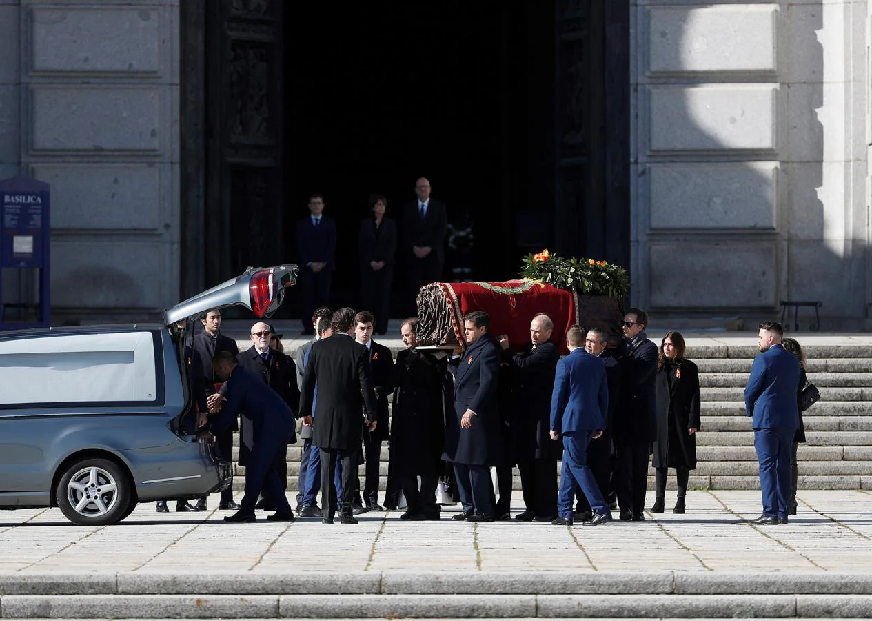 Familiares portan el féretro con los restos mortales de Franco tras su exhumación.. 