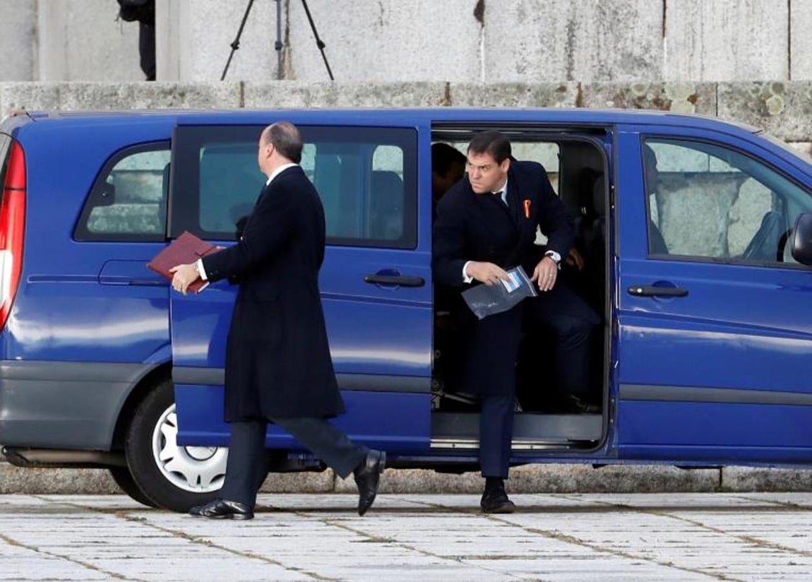 El abogado de la familia Franco, Felipe Utrera Molina (izquierda), y Luis Alfonso de Borbón (derecha), a su llegada al Valle de los Caídos esta mañana.. 