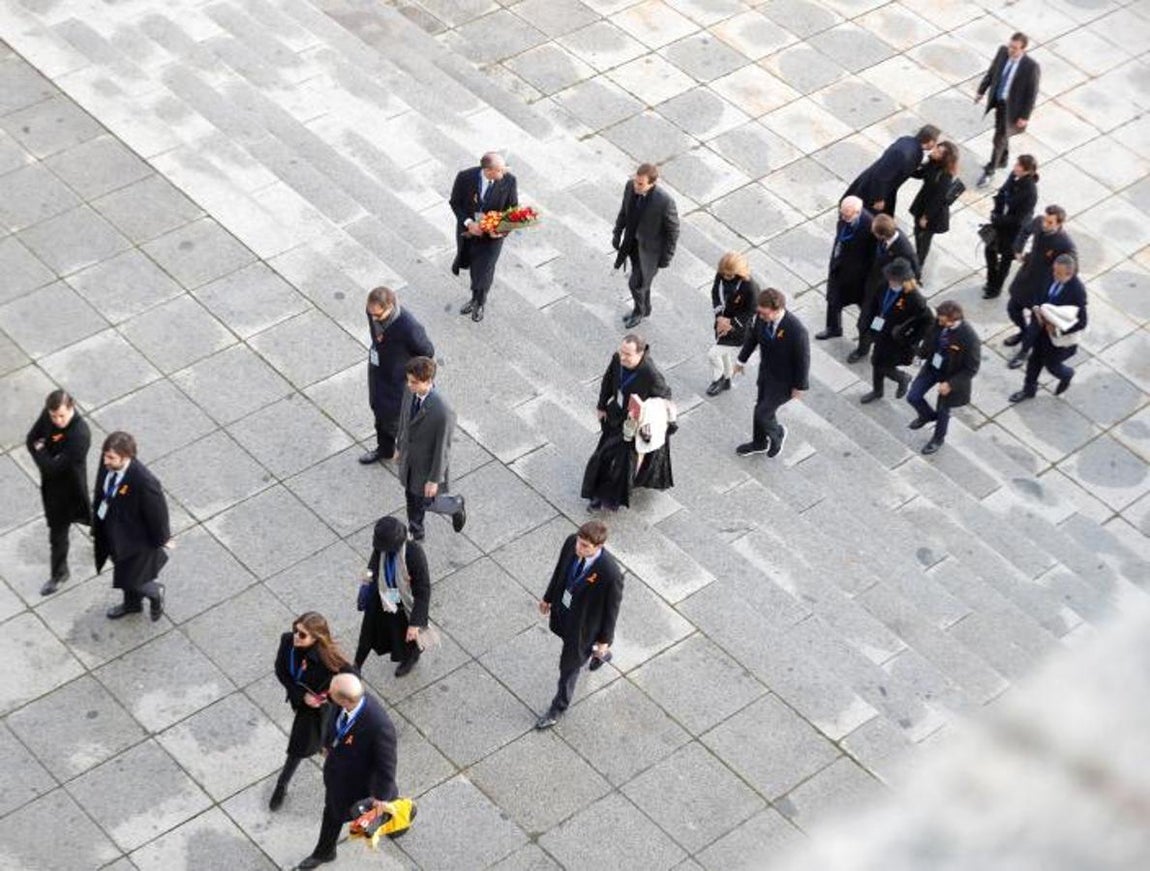 Los familiares de la familia Franco acompañados del prior de la basílica del Valle de los Caídos, Santiago Cantera, accediendo al templo esta mañana.. 