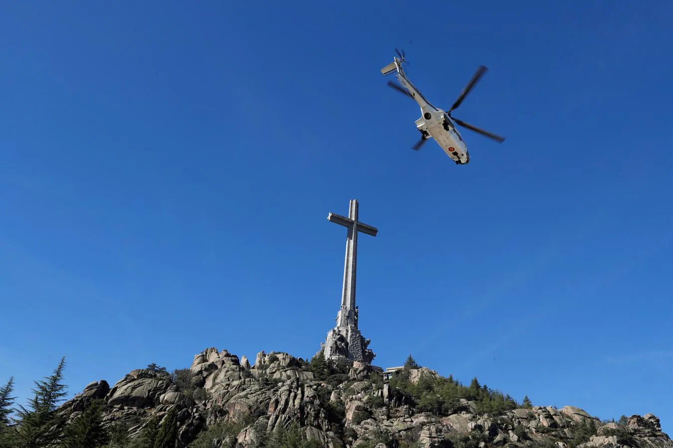 El helicóptero Super Puma del Ejército del Aire que traslada los restos mortales de Francisco Franco, despega la Basílica del Valle de Los Caídos rumbo al cementerio de El Pardo-Mingorrubio.. 