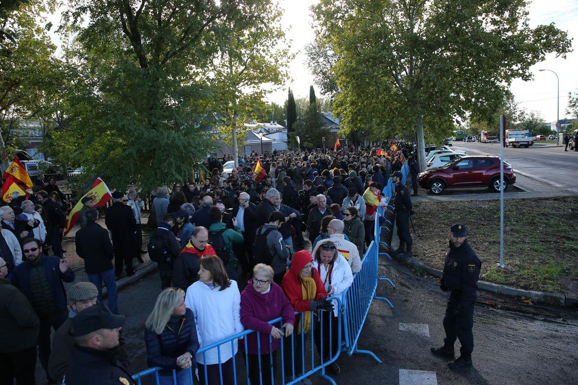 Gente pendiente de la inhumación de los restos de Francisco Franco en el cementerio de Mingorrubio de el pardo tras la exhumación.. 