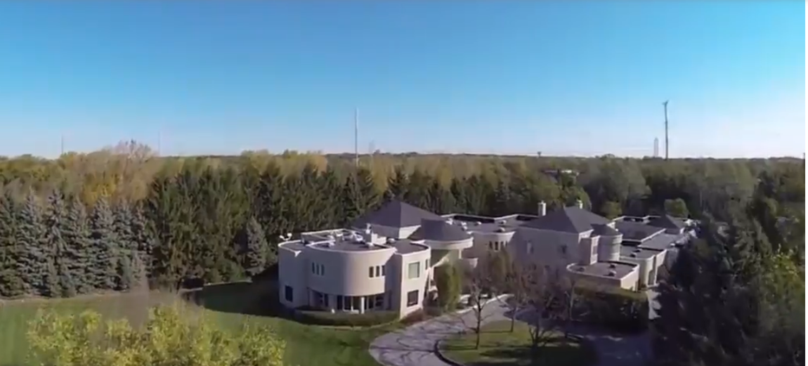 Aislada. La mansión está rodeada de bosque y flanqueada por una hilera de vegetación que la mantienen aislada de su entorno. No hay núcleos poblacionales accesibles porque el exjugador de baloncesto quería aislarse de todo en una casa que es como un museo de sí mismo. El primer detalle está en su puerta principal, sellada con un número 23