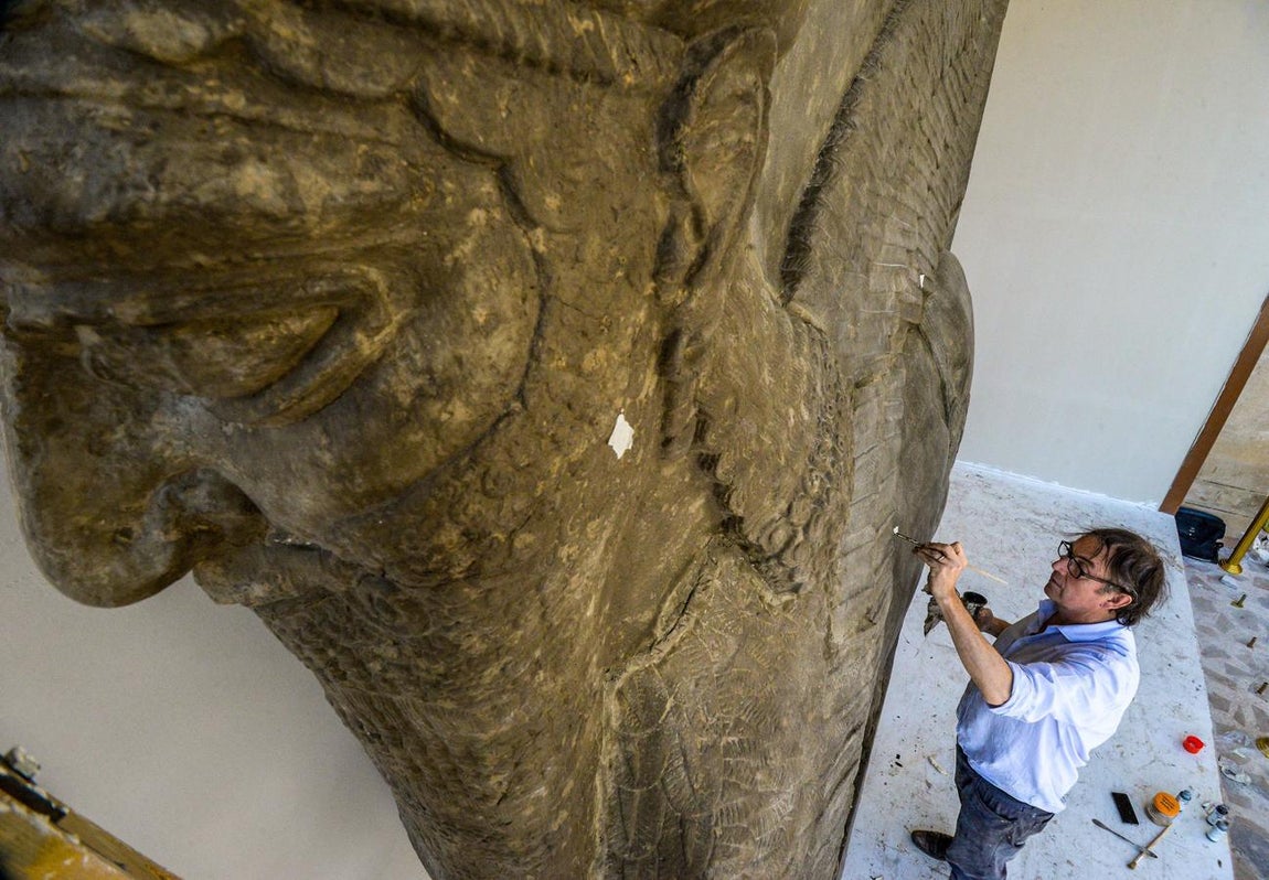 «Este regalo es un mensaje de esperanza enviado para decir que la vida en Mosul y sus habitantes está volviendo a la normalidad», afirmaba orgulloso el embajador español Juan José Escobar, al presentar las enormes estatuas de animales mitológicos en la Biblioteca Asurbanipal de la ciudad, que fue arrasada por el Daesh en 2014.