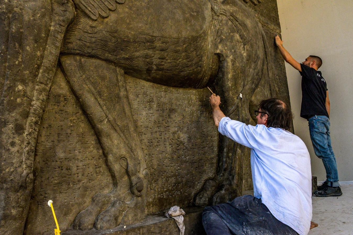 Los leones alados con cara de hombre y cinco piernas (Lamassu) adornaban la sala del trono del rey asirio Asurnasirpal II (883-859 AC) en su palacio de Nimrod. Tras la caída del imperio asirio, los Lamassu permanecieron enterrados más de 2.000 años, hasta que, en 1847 fueron descubiertos por el arqueólogo Austen Henry Layard (1817-1894).