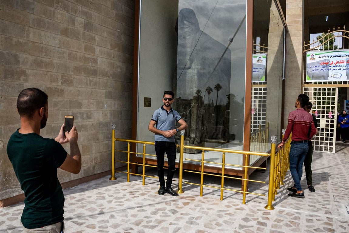 Ilaf Mouhannad, un estudiante, vino a descubrir estos animales legendarios que «muestran la cultura y el patrimonio de Mosul». Su regreso a la ciudad, debe ser un comienzo y «el gobierno debe trabajar para recuperar todo lo que ha sido robado de la cultura y la historia de Mosul»