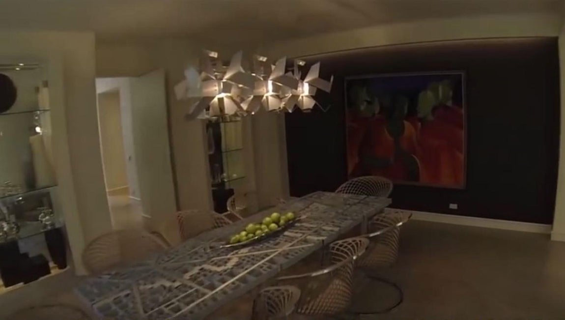 Comedor de diseño. Los interioristas se volcaron en el comedor, una estancia en la que los invitados valorarán especialmente. Incluyeron una mesa de diseño encargada a medida específicamente para la casa