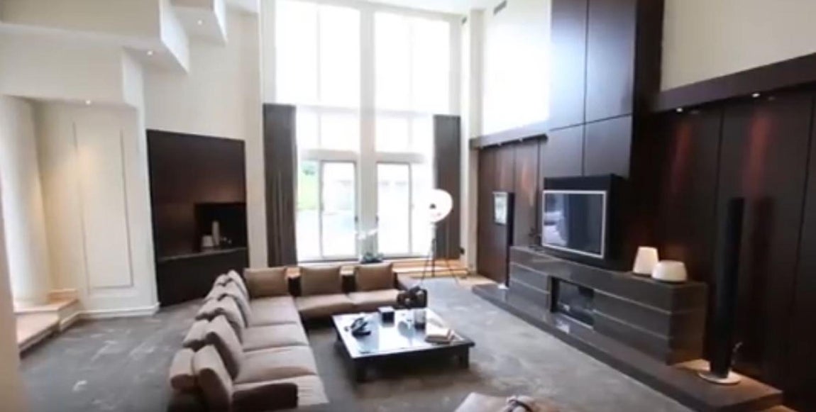 Tecnología. La tecnología se embellece mediante paneles que la ocultan o la adornan. Está presente en toda la casa del jugador de la NBA, dependiente precoz de los dispositivos