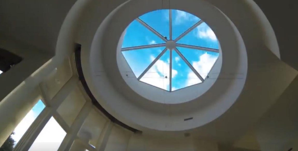 Luz y diseño. La arquitectura de la vivienda es excepcional, su estructura favorece la entrada de luz mediante grandes ventanales de suelo a techo. Su cubierta es alta y la luz cenital se aprovecha mediante fórmulas muy inteligentes