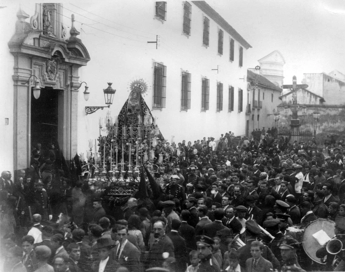 Nuestra Señora de los Dolores se dirige a la procesión oficial del Santo Entierro el Viernes Santo de 1920