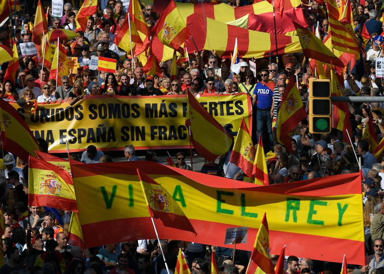 Miles de banderas de España han llenado el Paseo de Gracia de Barcelona. 