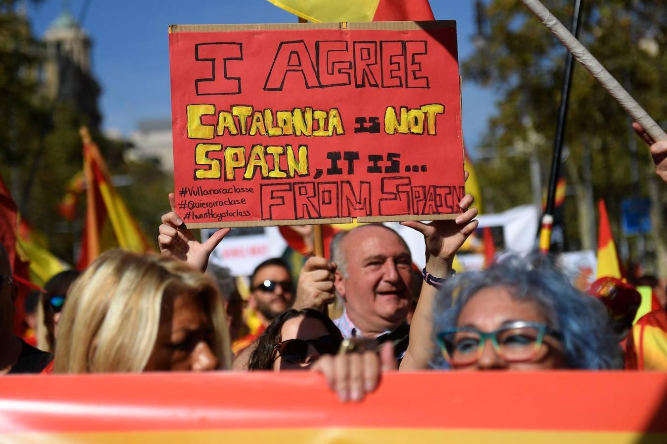 Miles de banderas de España han llenado el Paseo de Gracia de Barcelona. 