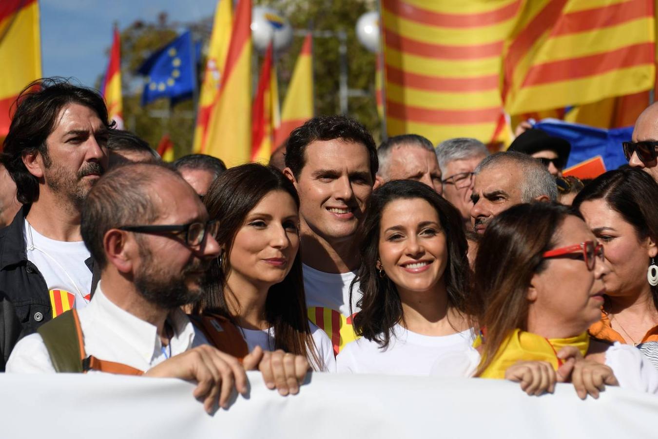 Miles de banderas de España han llenado el Paseo de Gracia de Barcelona. 