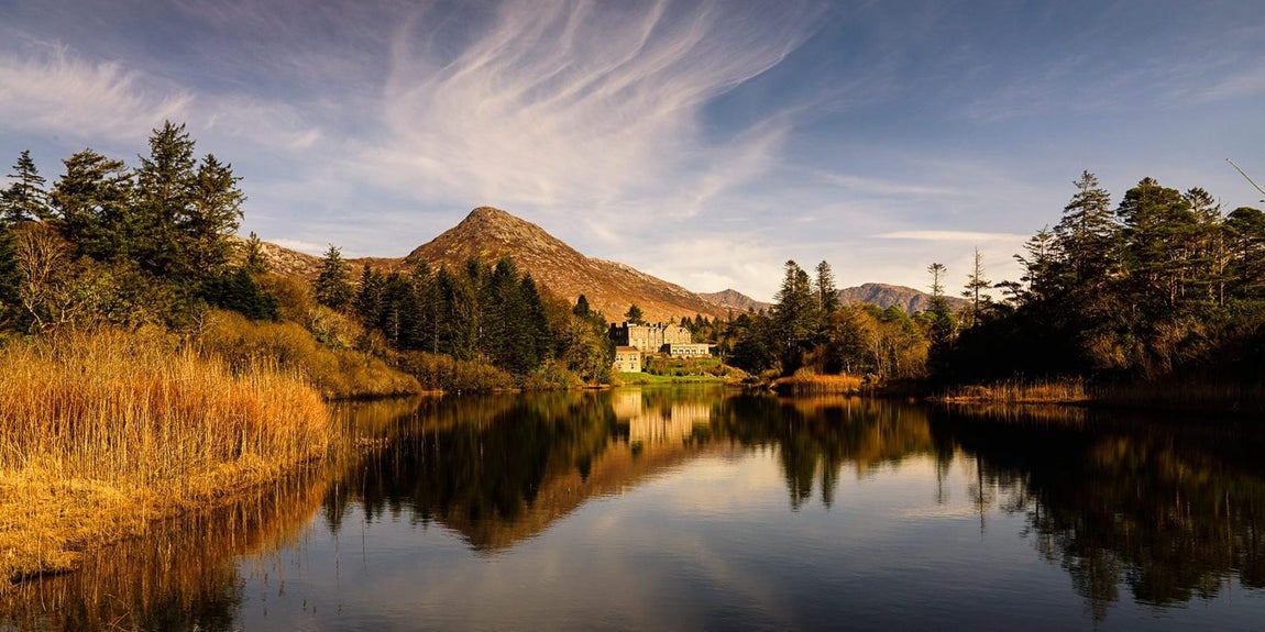 Ballynahinch Castle (Irlanda). Situado Galway, en una finca privada de más de 2000 m2 de bosques y río, rodeado por el paisaje de las montañas Twelve Bens y un impresionante coto de pesca de salmón, se levanta este impresionante castillo. Despertarse con el sonido del río en una de sus lujas suites es toda una experiencia, como lo son las diferentes actividades que ofrece el lugar, como excursiones en poni, caza de perdices o paseos por el lago.