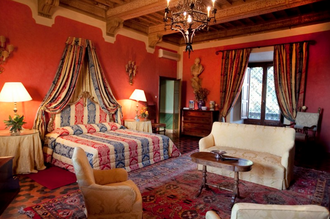 Castello di Magona (Italia). Al estar ubicado en una zona de producción de vino una de sus actividades estrella es una ruta por los campos de productores locales como Sassicaia y Ornellaia, experiencia que se puede reservar desde el propio hotel. Para conocer precio y disponibilidad hay que ponerse en contacto directamente con el hotel.