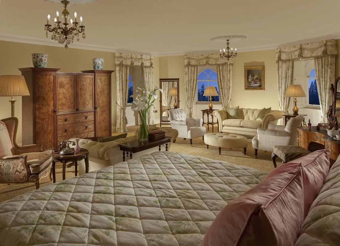 Crossbasket Castle (Glasgow). Los detalles cuentan, y mucho. En este castillo las restauraciones se han llevado a cabo con materiales tradicionales y artesanales, un claro ejemplo de ello son las cornisas con detalles únicos acabados en pan de oro de la Stewart Drawing Room. Lo mismo ocurre en sus cocinas, donde los prestigiosos chefs franceses Albert Roux y su hijo Michel Roux Jr orquestan todo. El precio de las suites va desde los 630 euros, mientras que las habitaciones estándar están en los 390 euros por noche.